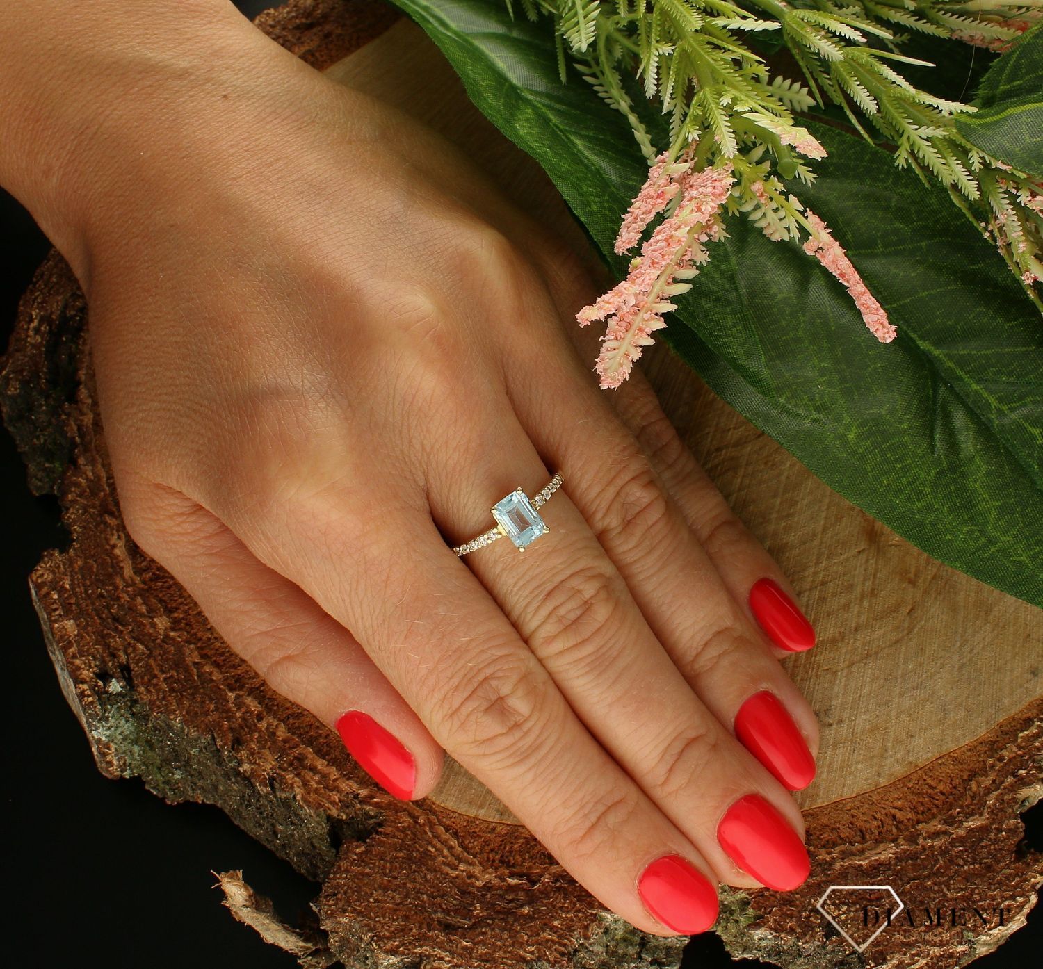 Złoty pierścionek 585 z topazem i cyrkoniami  PI 5381A. Pierścionek został wykonany z wysokiej jakości złota próby 585. Waga pierścionka wynosi około 1,93-1,99 gram. Złoty pierścionek w klasycznej odsłonie świetnie się spraw.jpg